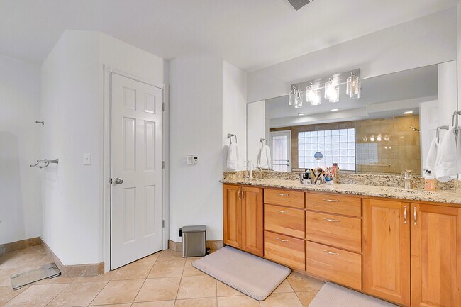 Building Photo - 28384 Kinnikinick Rd