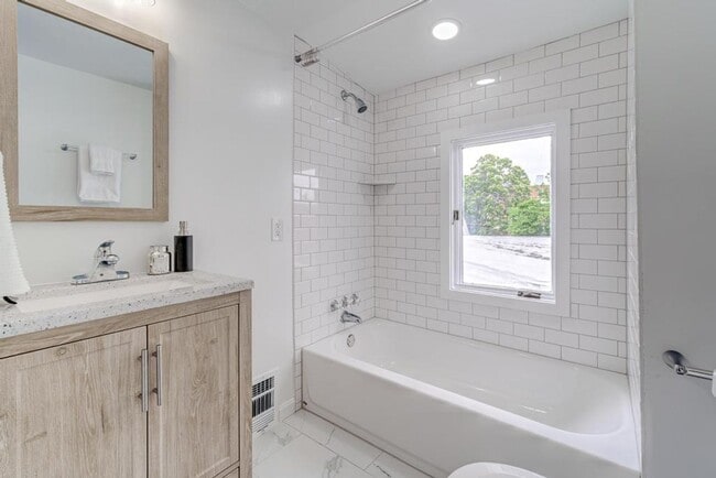 Building Photo - 2 Level Condo with parking, close to metro, utilities included!