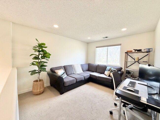 Building Photo - 387 Ivory Cir