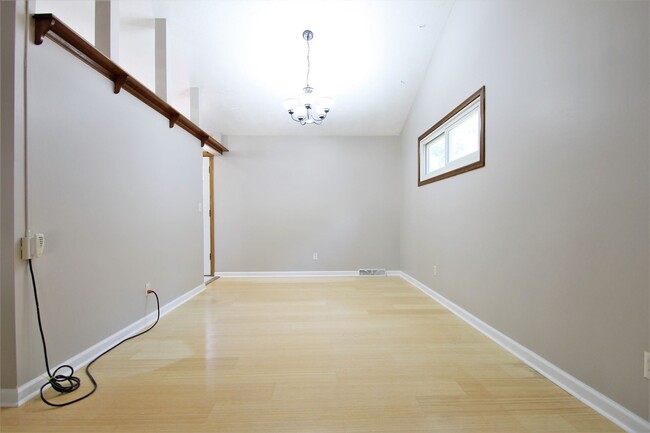 Building Photo - Coming Soon! 3 Bedroom / 2 Bath In Bellevu...