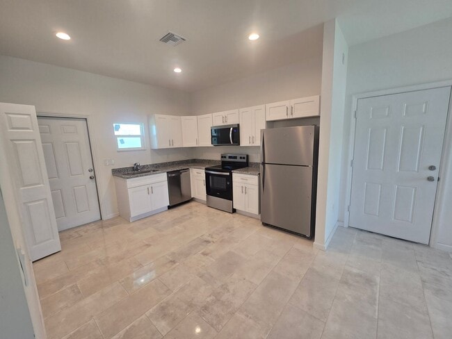 Building Photo - BRAND NEW HOME-2/2/1