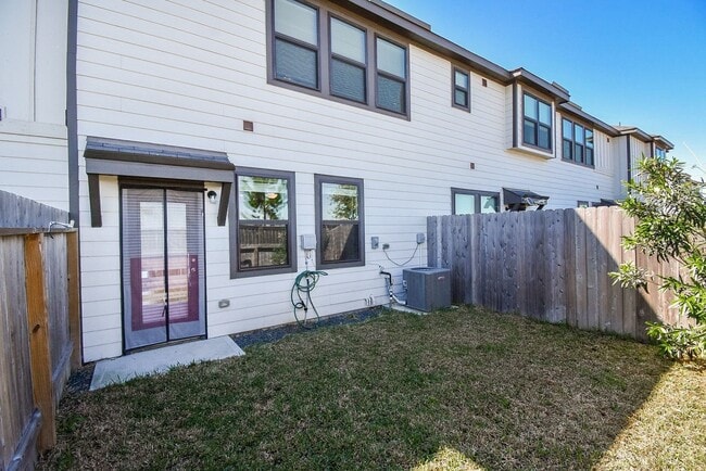 Building Photo - 27950 Western Crk Ct