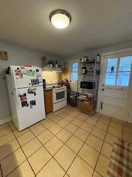 Building Photo - 94 Branford St