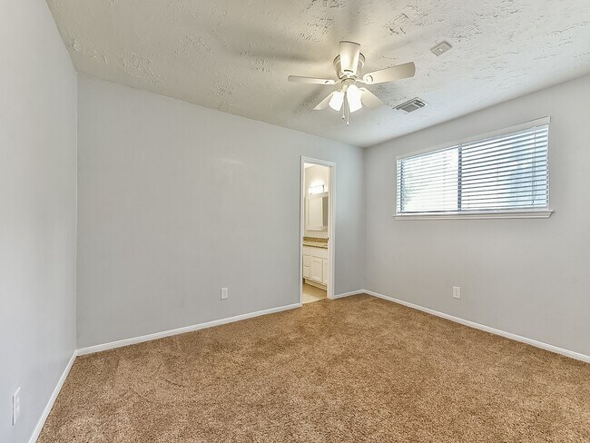 Building Photo - 21335 Park Mt Dr