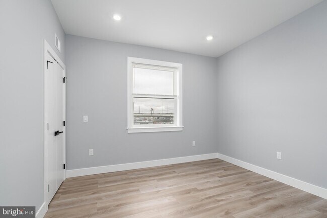 Building Photo - 2323 E Cabot St