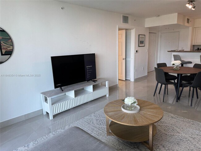 Building Photo - 1155 Brickell Bay Dr