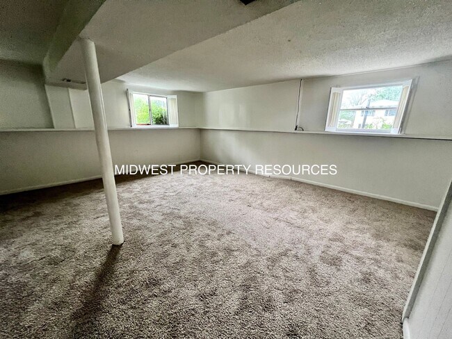 Building Photo - Spacious Home 3 Bedroom w/Fin basement for...