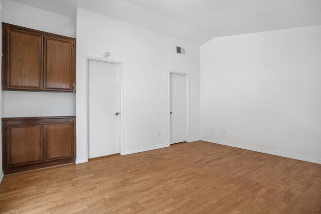 Building Photo - 5532 Las Virgenes Rd