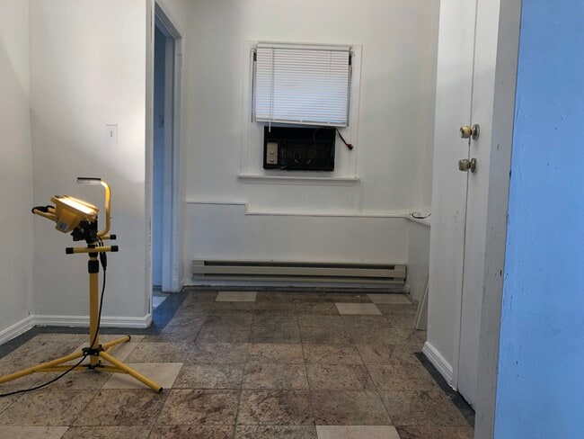 Building Photo - 76 Garden City Ave