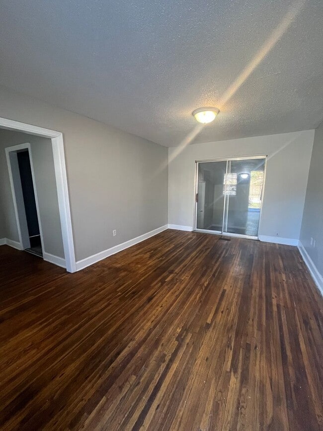 Building Photo - Newly Renovated House on a quiet Street