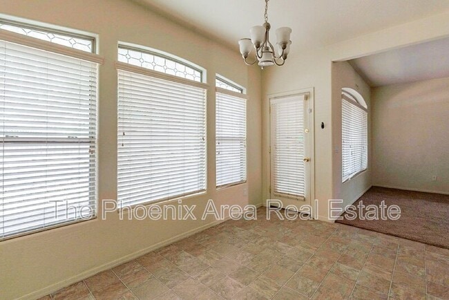 Building Photo - 2600 E Springfield Pl