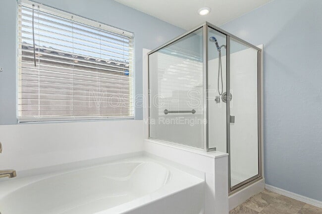 Building Photo - 1517 E Saint Catherine Ave