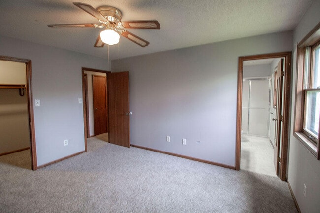 Building Photo - 2011 Bridgewater Dr