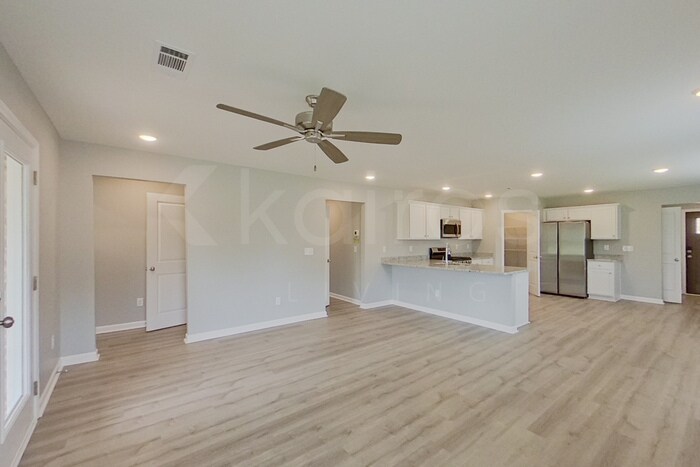 Building Photo - 656 June St