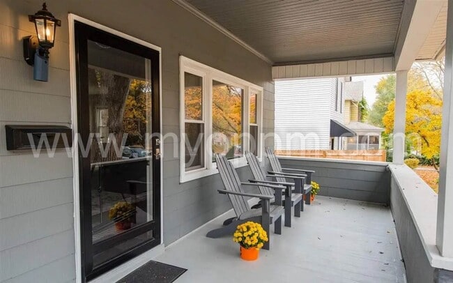 Building Photo - Stunning 5 Bedroom / 2 Bathroom Home | Han...