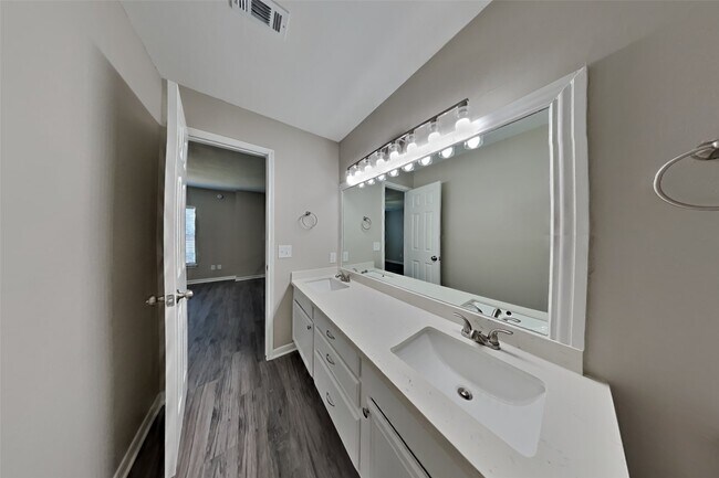 Building Photo - 10011 Storm Meadow Dr