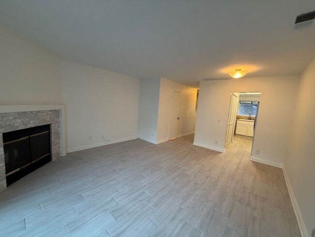 Building Photo - 2 bedroom townhome in Prime Aliso Viejo Lo...