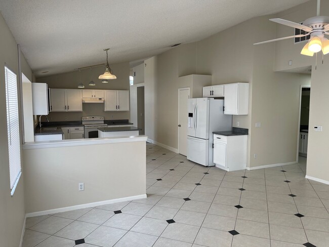 Building Photo - Available October 1st!  4 Bedroom, 2 Bathr...