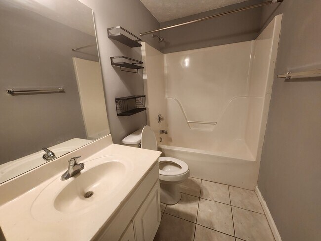Building Photo - 3 Bedroom 2 Bathrooms 2 Car Garage - North...