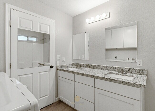 Building Photo - 3-bedroom, 2-bath home nestled in the Rolling Hills subdivision in Canyon Lake