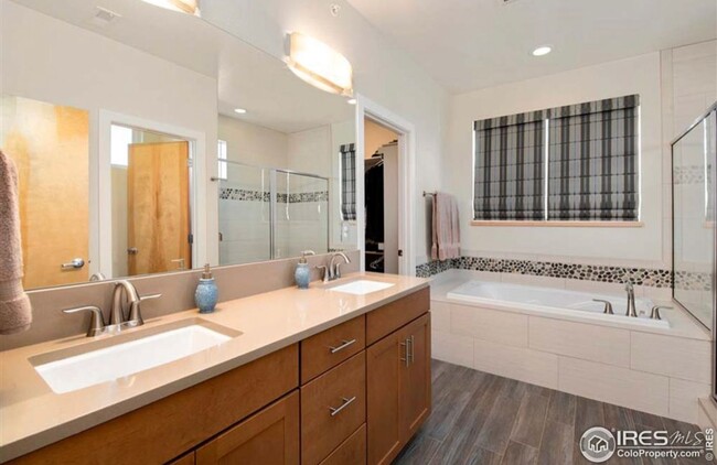 Building Photo - STUNNING 2 STORY SMART HOME IN LOUISVILLE