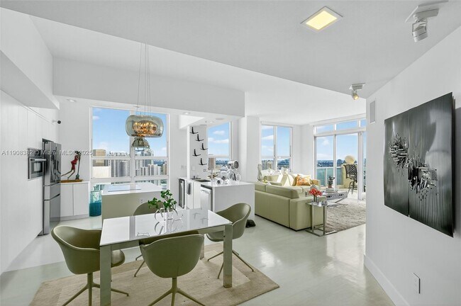 Building Photo - 1155 Brickell Bay Dr