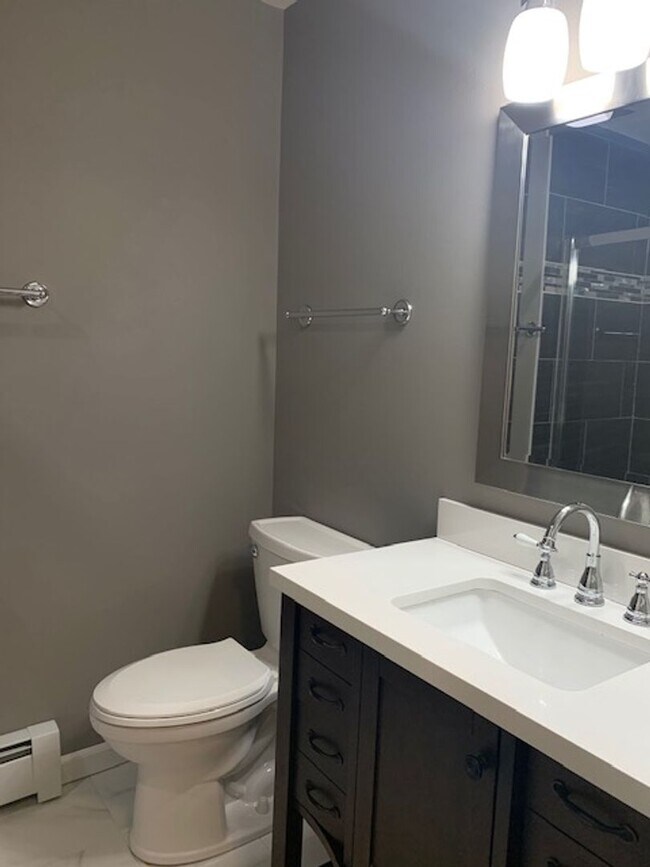 Building Photo - Inviting 2BR Gem with Balcony Views in For...