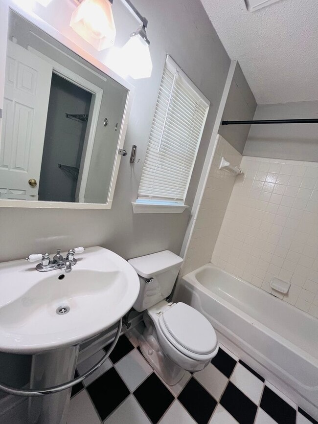 Building Photo - 3 BR/ 2 BA home located in Killearn Acres!