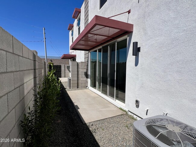 Building Photo - 1015 E Pasadena Ave
