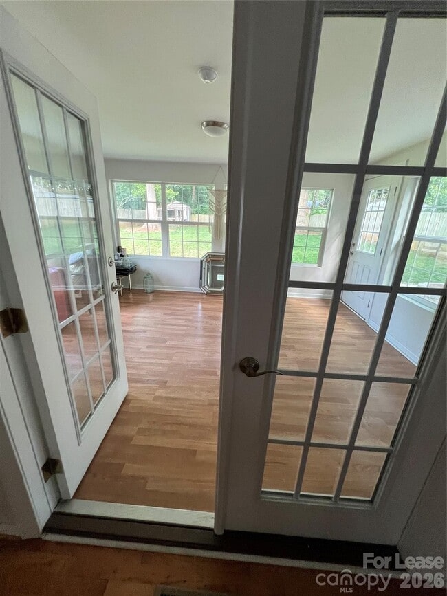 Building Photo - 4925 Vincent Ln