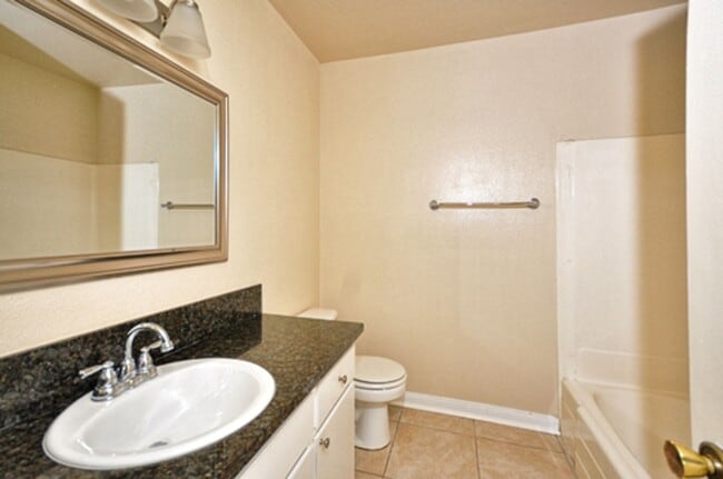 Building Photo - Charming 2BR Condo with Nice Patio and 1 Car Garage!!!