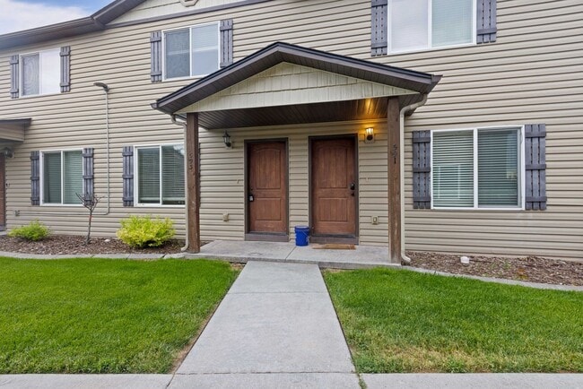 Building Photo - DARLING - 2 Bed 1.5 Bath Townhome in the M...