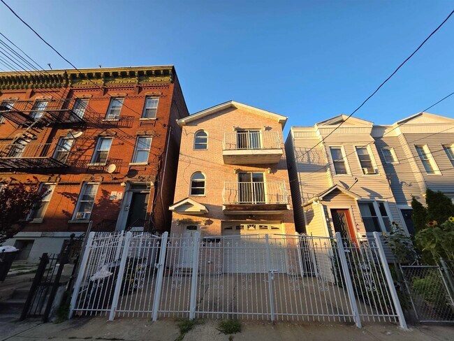 Building Photo - 152 Union St
