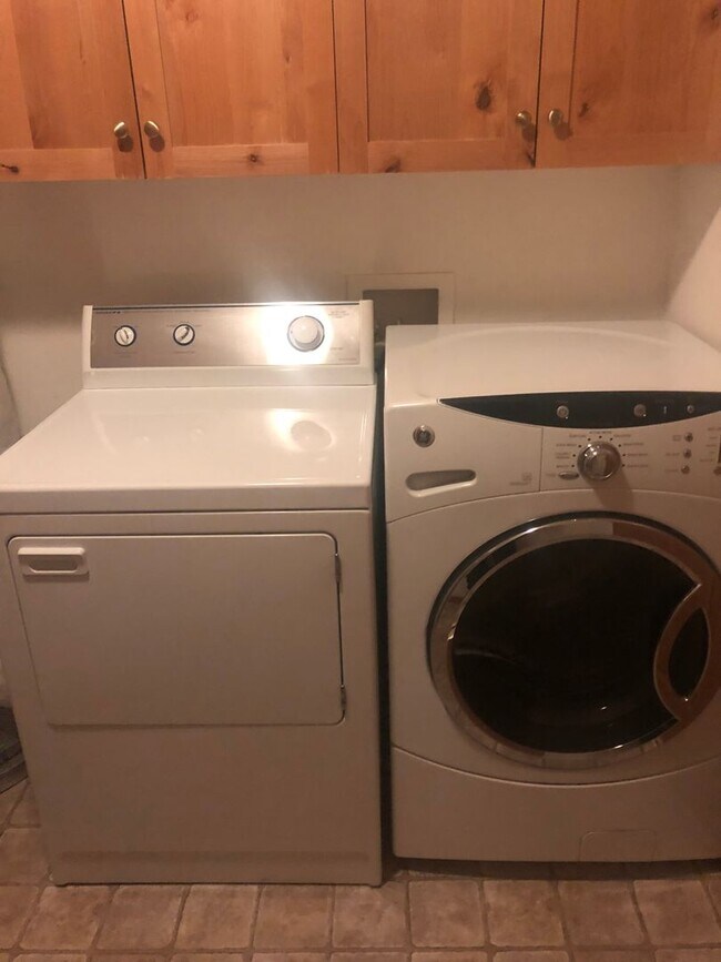 Building Photo - 3 Bedroom / 2 Bathroom Townhouse – Pet Fri...