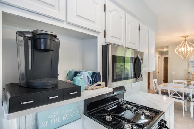 Building Photo - 2245 Lakeshore Dr