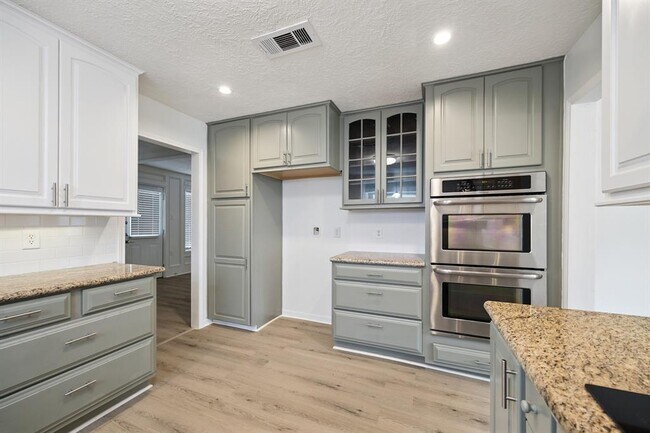 Building Photo - 25402 Lynbriar Ln