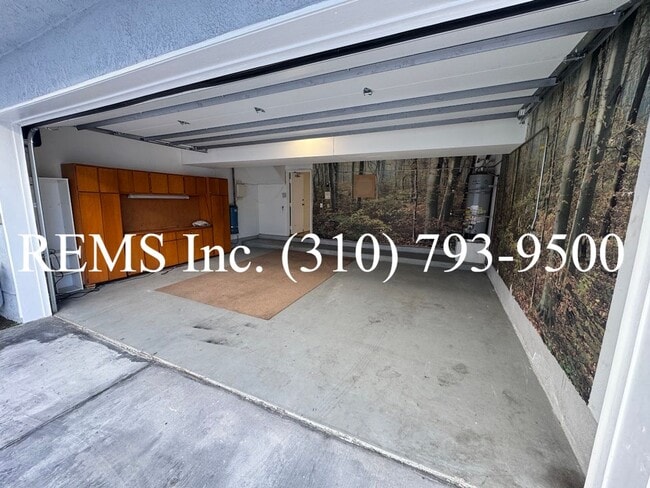 Building Photo - Spacious Townhome with Garage & Laundry in...