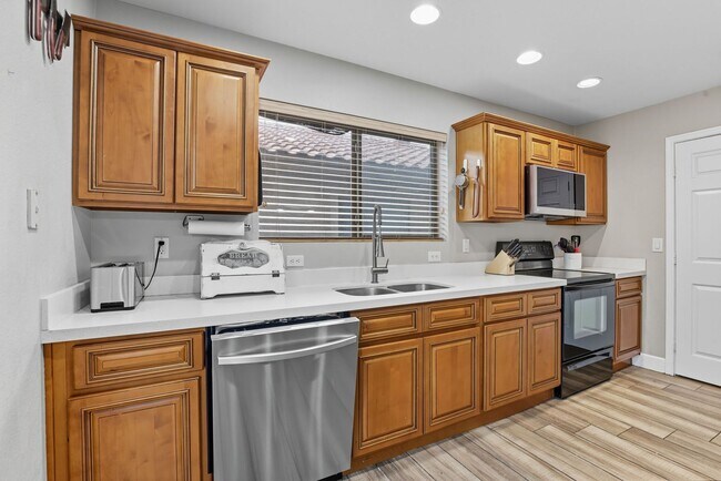 Building Photo - Beautiful 2-Story Home with Modern Upgrade...