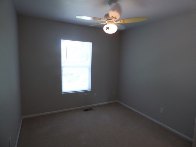 Building Photo - Beautiful 3 Bedroom 2 Bath Townhome with 2...