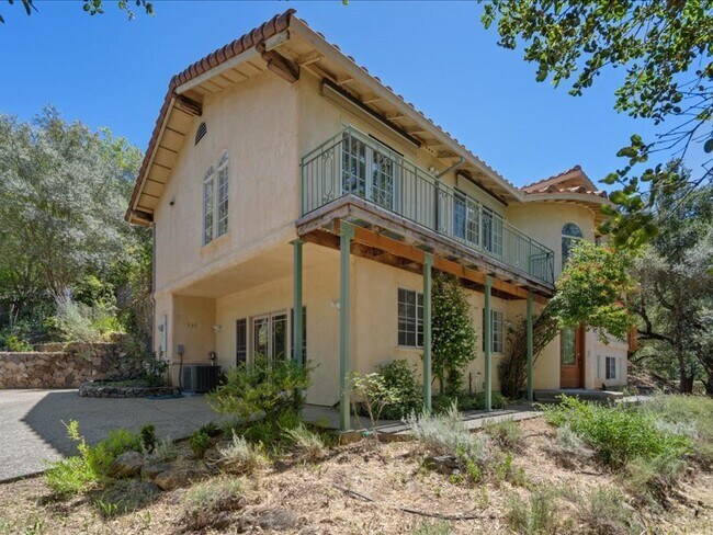 Building Photo - 930 Valley View Dr