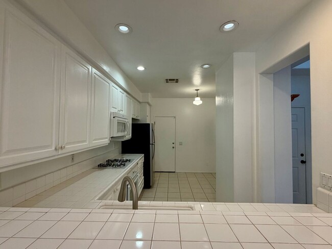 Building Photo - Beautiful 3 bed 2.5 bath home in Oak Park!