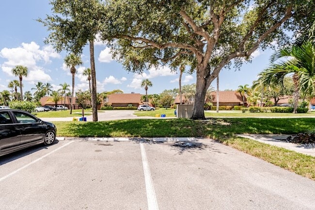 Building Photo - 825 Center St