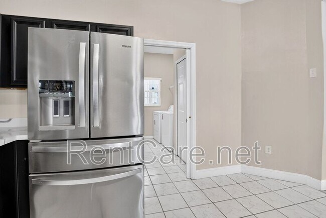 Building Photo - 121 Aurelia Ct