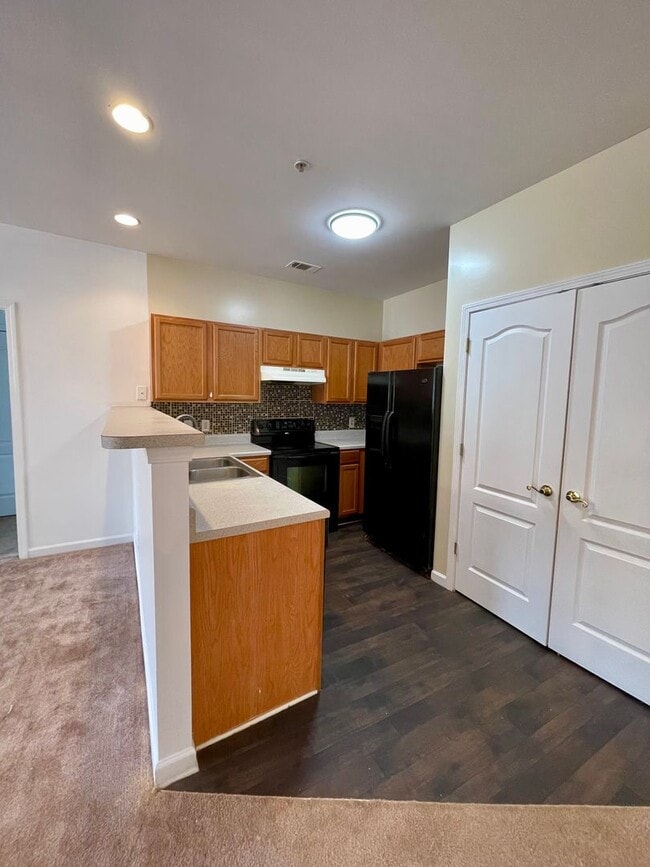 Building Photo - Newly Renovated 3 Bedroom Condo at a GREAT Price!