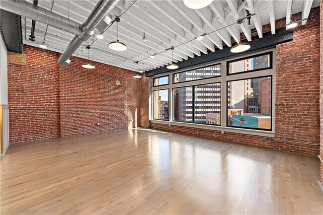 Building Photo - 915 Liberty Ave