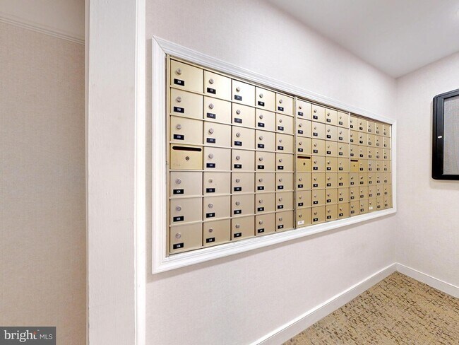 Building Photo - 1045 N Utah St