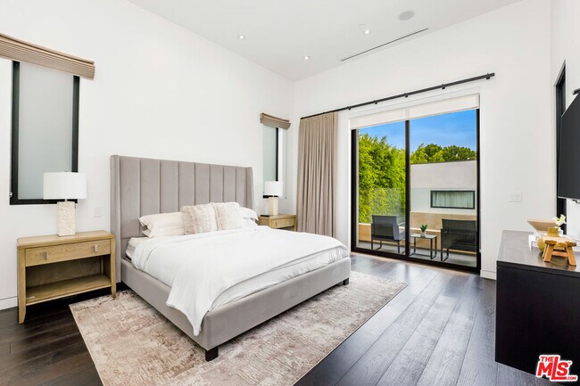 Building Photo - 454 N Sweetzer Ave