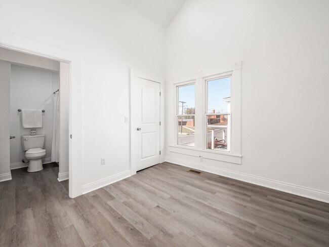 Building Photo - 522 Kelton Ave