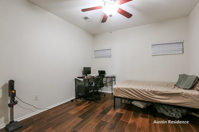 Building Photo - 910 W 25th St