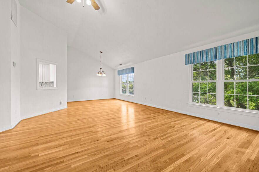 Building Photo - 208 56th St